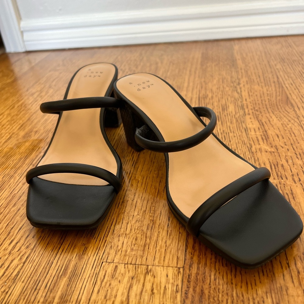 Stylish black heel sandal
